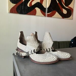 Freebird Blade - Women's White Textured Shoes